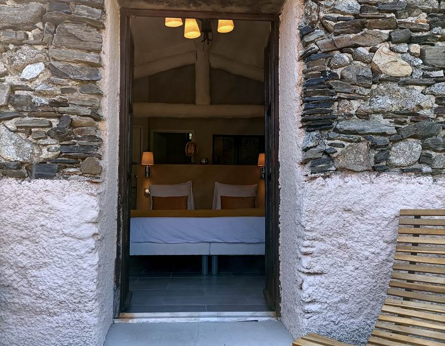 L'entrée depuis la terrasse vers votre suite