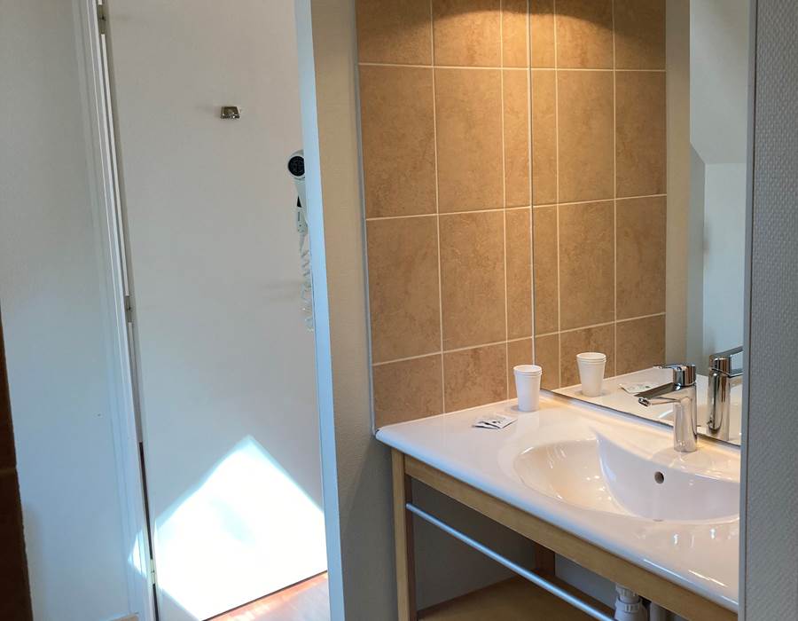 le-sherman-grande-douche-lumineuse-rénovée-couleur-chaude-literie-neuve-couette-ménage-quotidien