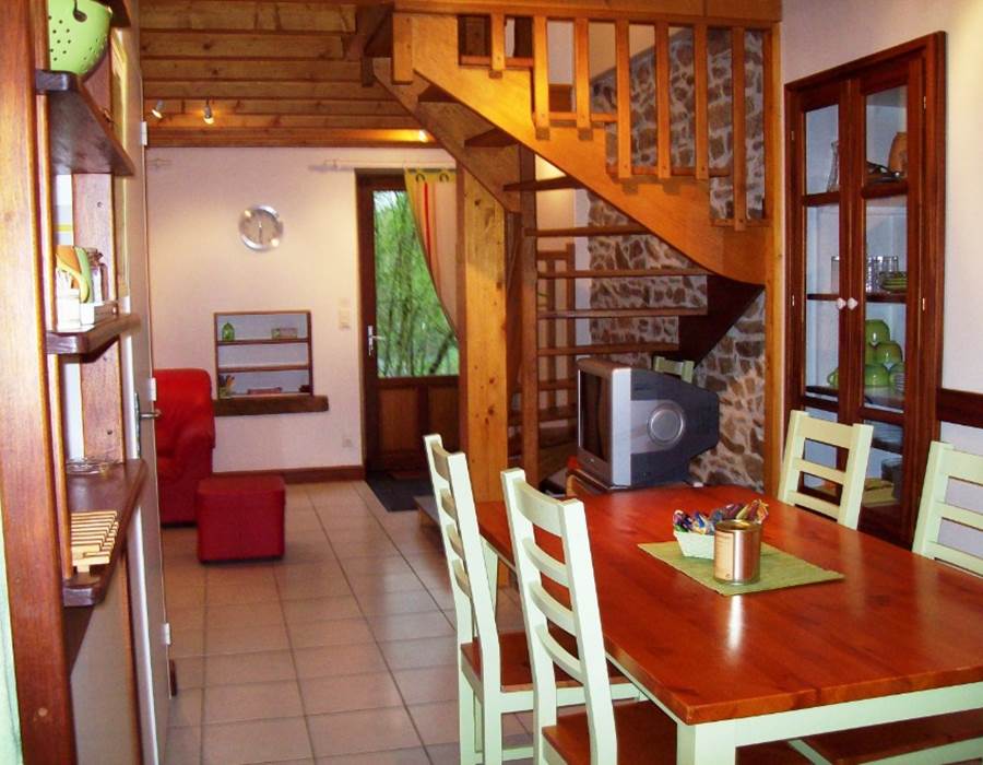 Depuis la cuisine,  vue sur la porte d'entrée,  au soleil l'après-midi !