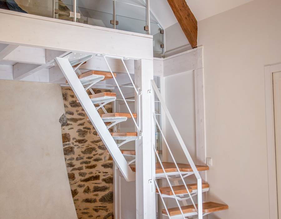 Escalier menant à la mezzanine