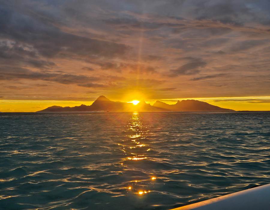 coucher de soleil vue moorea depuis le lagon de tahiti