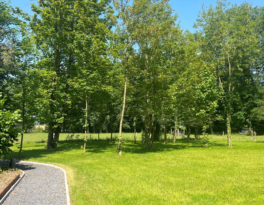 Le chemin du jardin vers les parkings