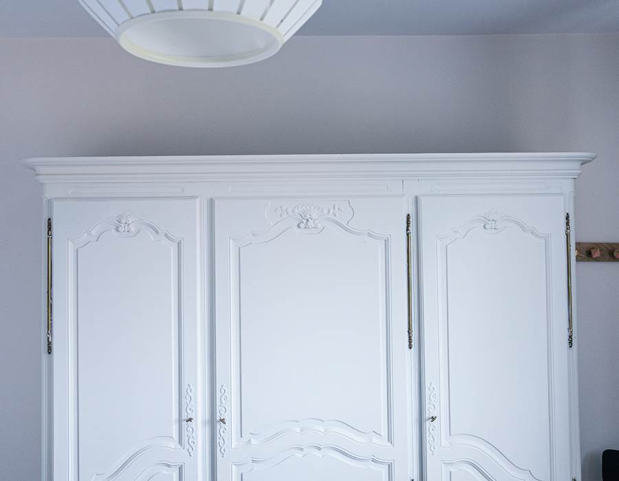 armoire / wardrobe