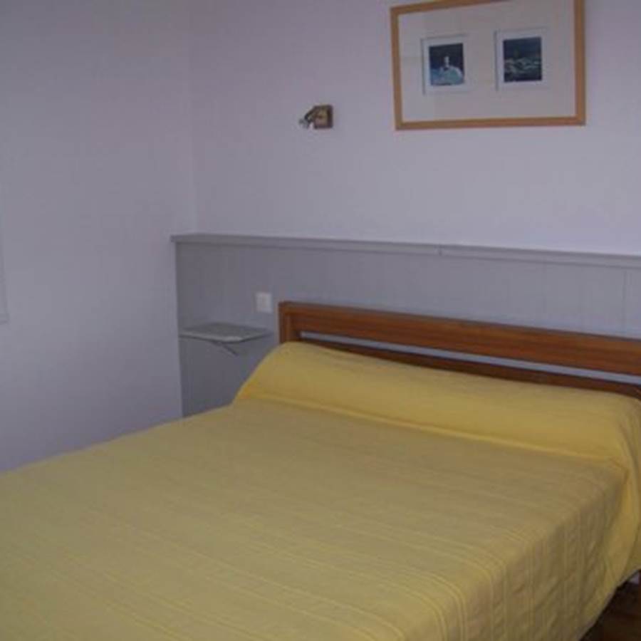 une chambre lit double