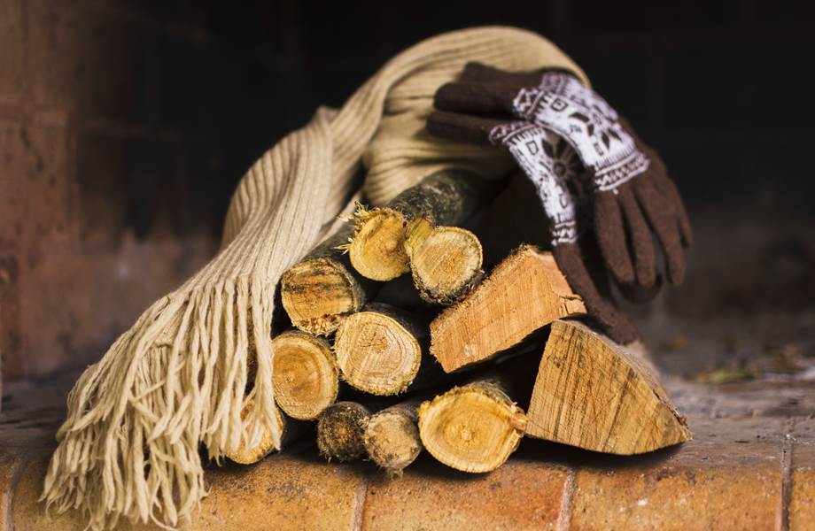 echarpe-et-gants-sur-le-bois-de-chauffage (1)