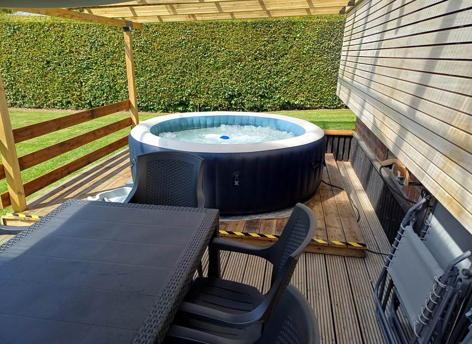 Terrasse avec son bain à bulles.