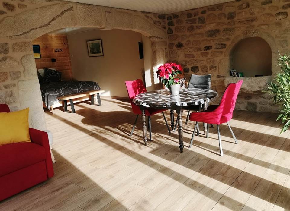Coin repas, canapé BZ et vue sur la chambre