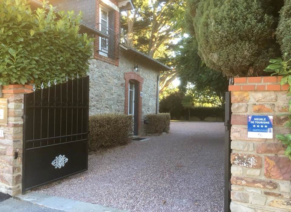 l'entrée du domaine , le gîte " des anges et des bulles sur votre gauche"