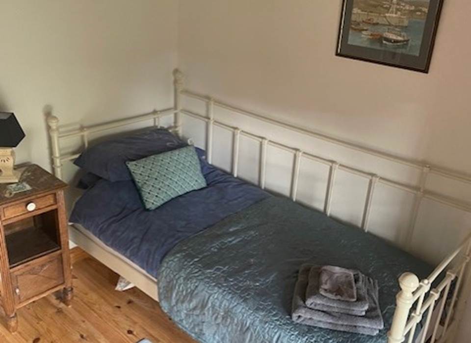 Single bedroom in Water Lilies
