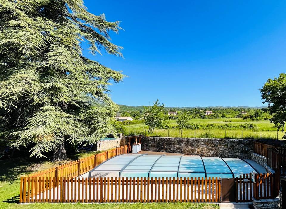 La piscine avec son nouvel abri