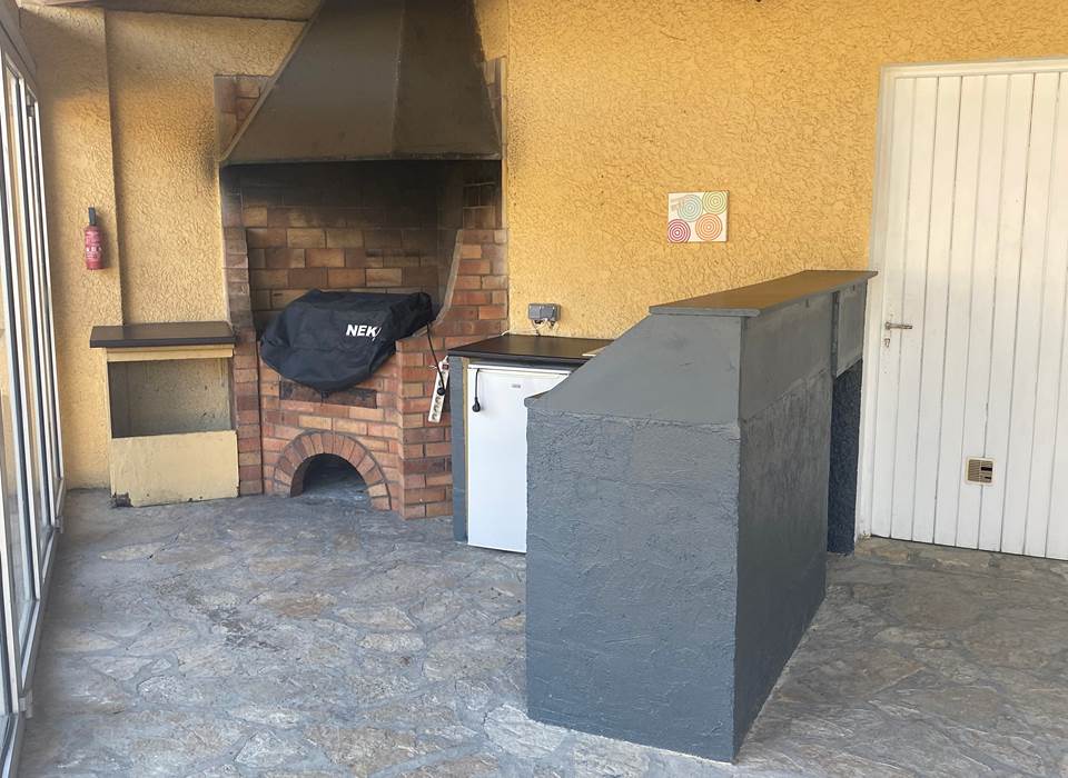 Espace cuisine du Pool House avec la plancha (sous sa bâche) MVG
