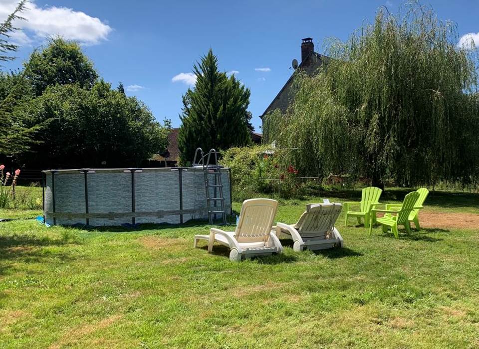 Pool sun loungers provided
