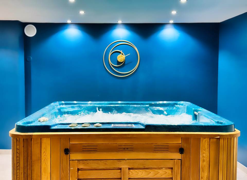 Jacuzzi privatif dans spa intimiste – Spa Le Magnolia
