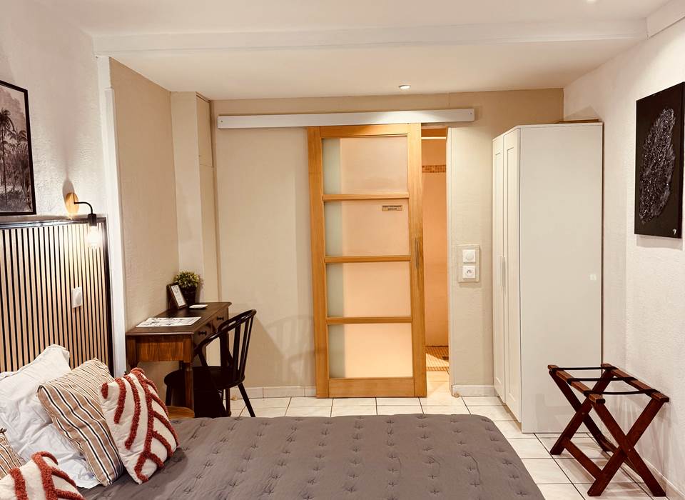 chambre-accessible-pmr-hotel-le-nid-argeles-sur-mer.webp
