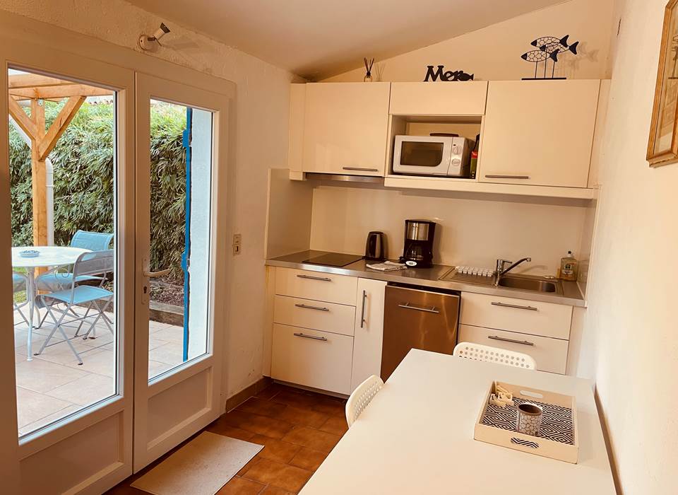 MAISON BLEUE kichenette et terrasse