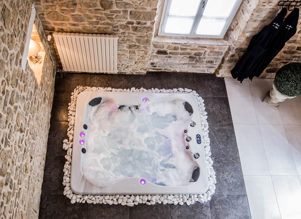 jacuzzi vu de la mezzanine gîte " des anges et des bulles"