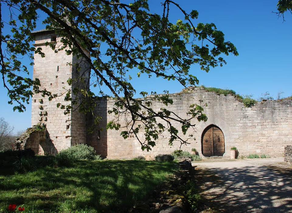 le-chateau-de-pervinquieres-exterieur