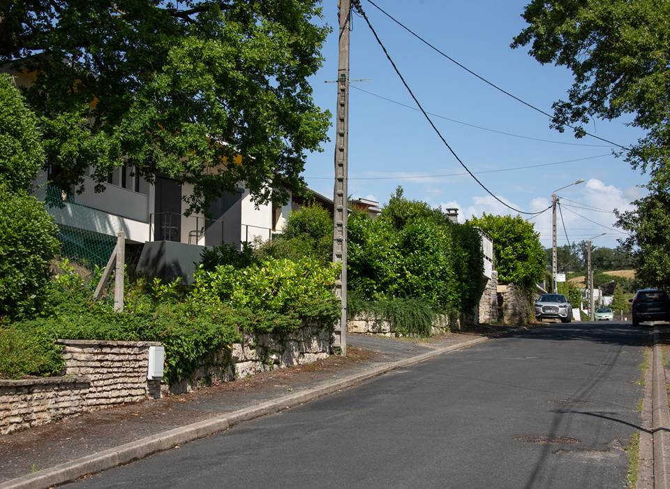 Stationnement aisé dans une rue tranquille © Malika Turin