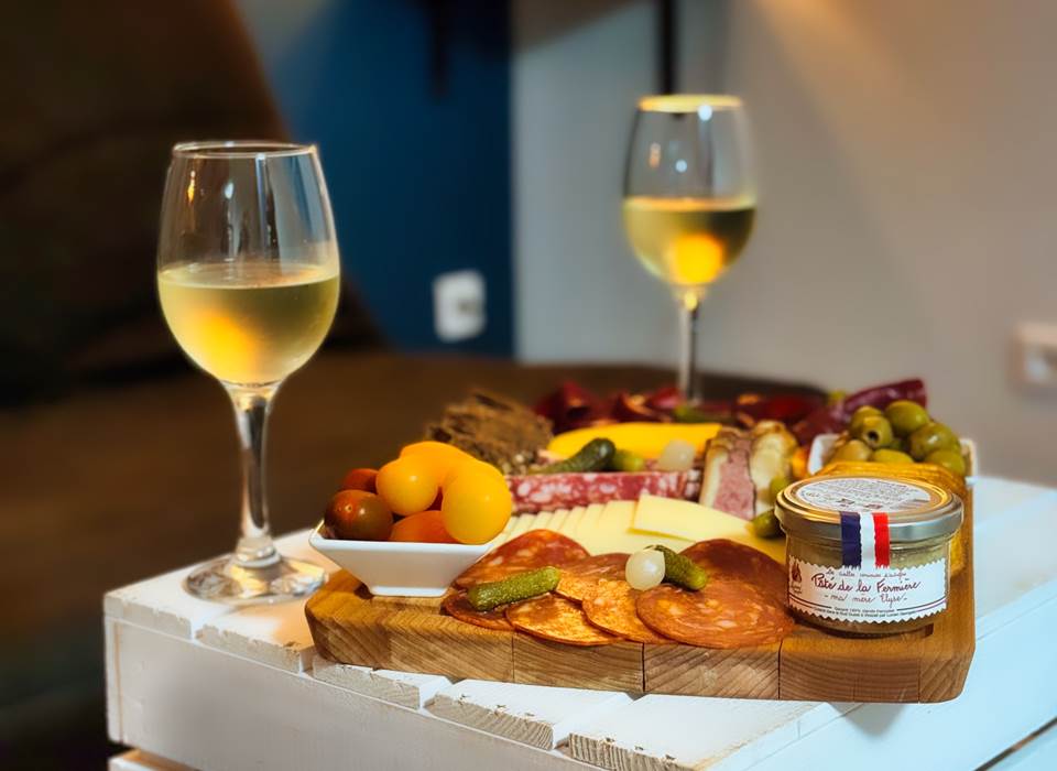 Planche gourmande et champagne dans spa privatif – Spa Le Magnolia