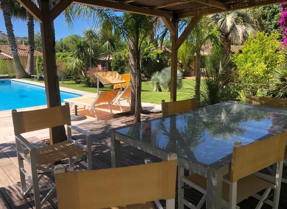 Jardin, piscine, terrasse couverte, transats, boulodrome