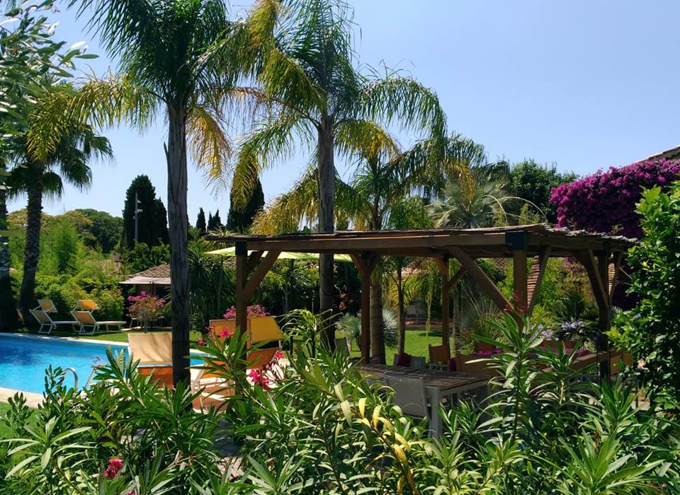 Jardin, piscine, terrasse couverte, transats, boulodrome