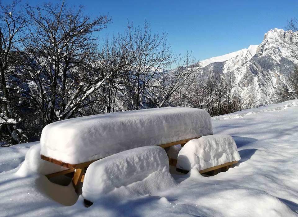 Au chalet les tables de picnic sous la neige