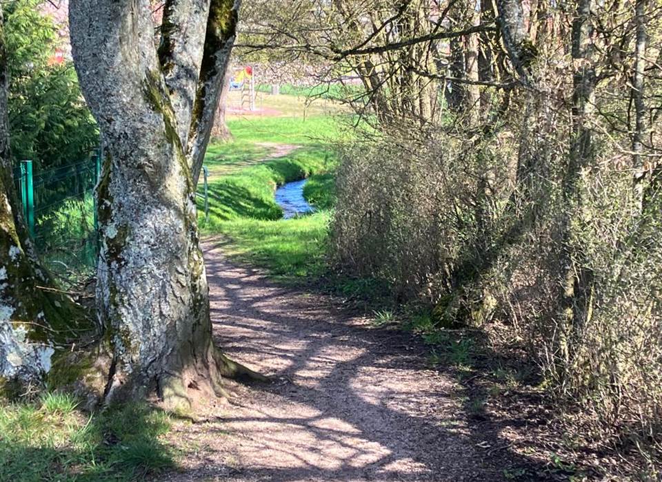 Petit sentier au cœur du village