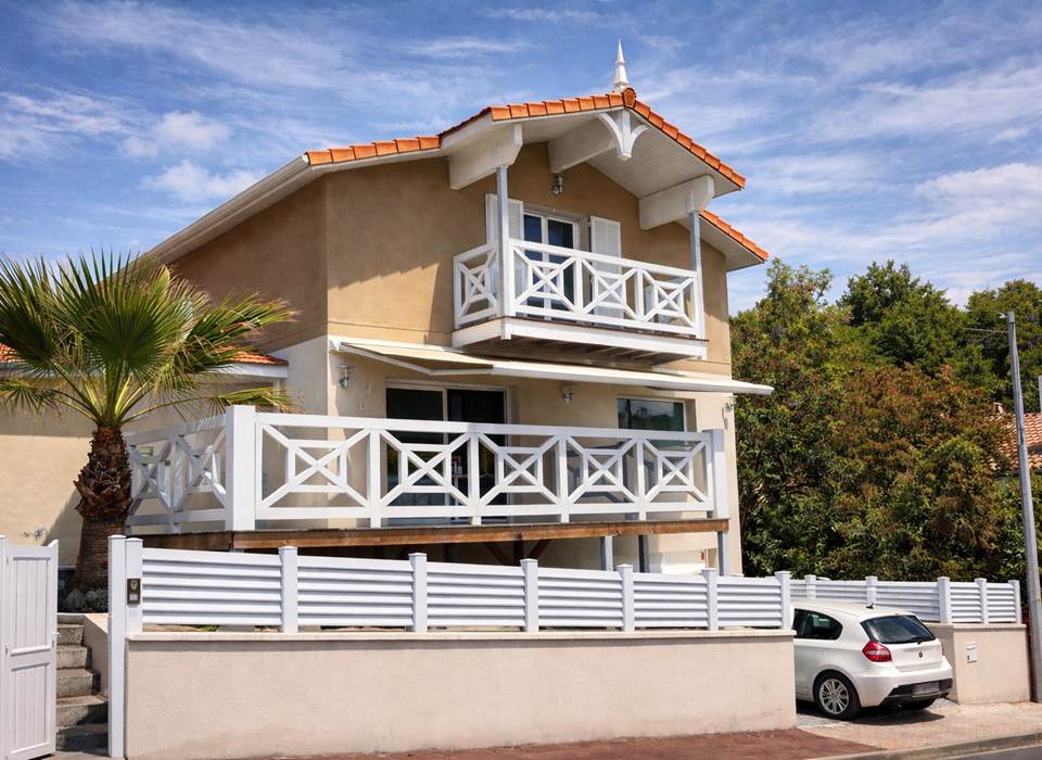 Facade de la villa avec piscine