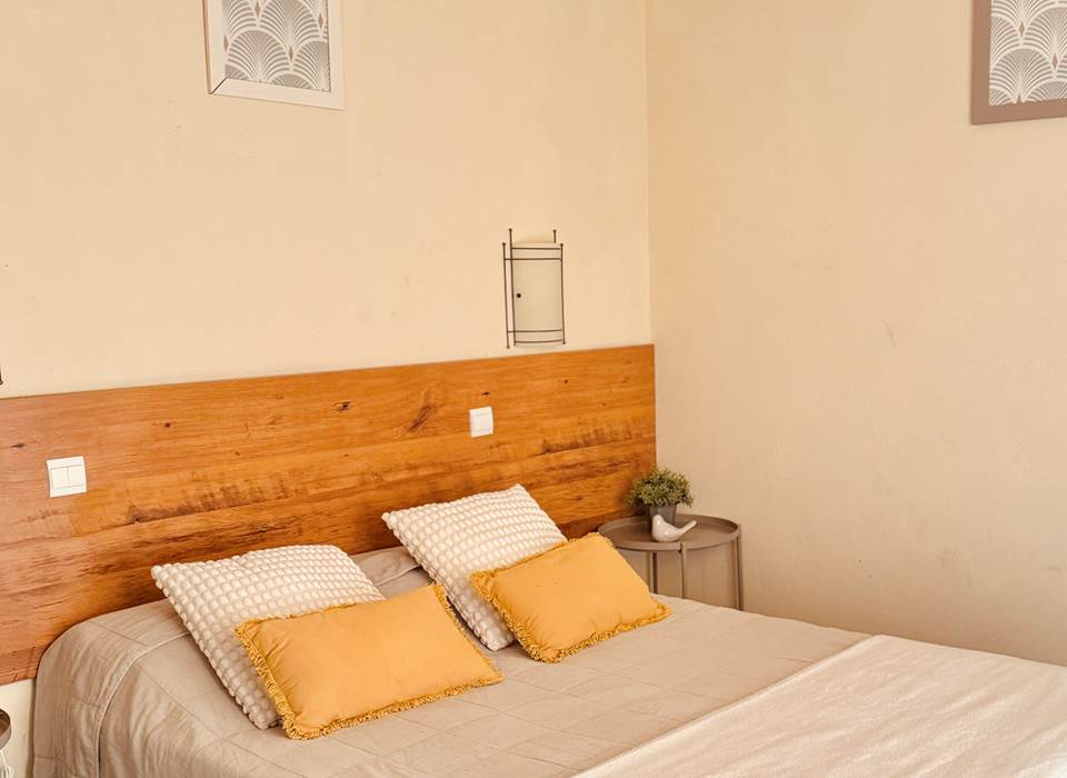 chambre-terrasse-lit-double-hotel-le-nid-argeles-sur-mer.webp