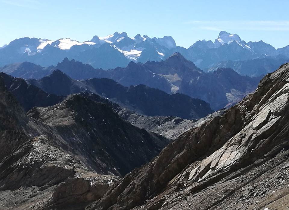 Vue du sommet du Mont Thabor - un paysage aride et minéral