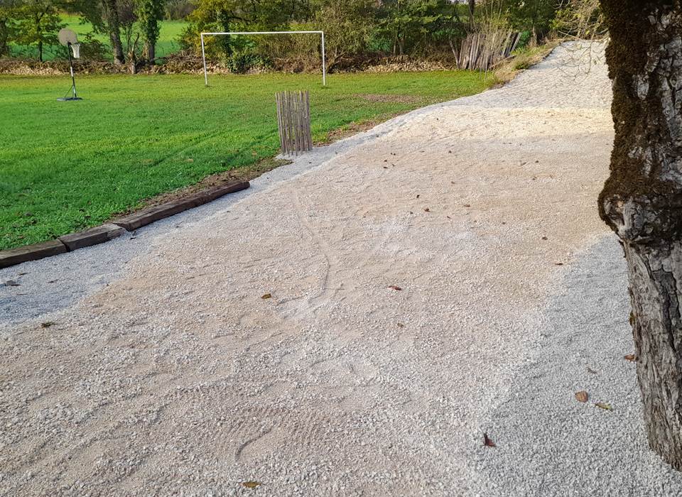 Terrain de pétanque et espace de jeux avec cage de foot et panier de basket