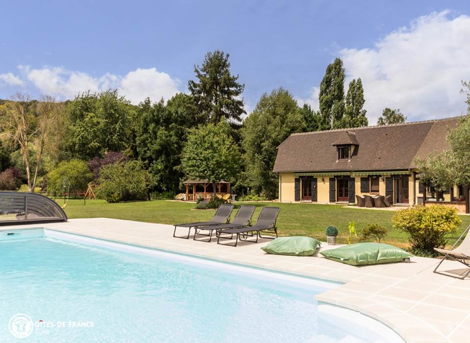 Vue sur les chambres d'hôtes depuis la piscine