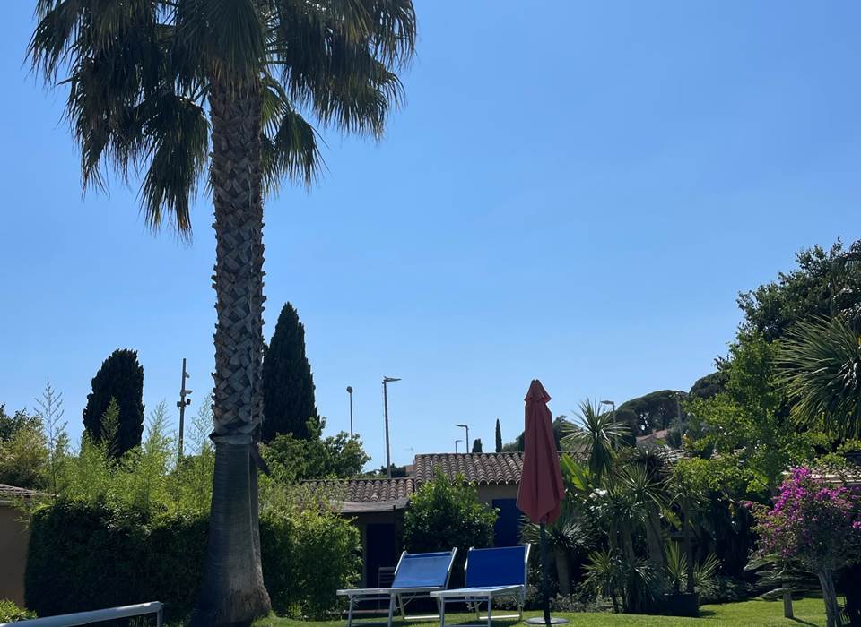 Les deux mas, vue du jardin et de la piscine