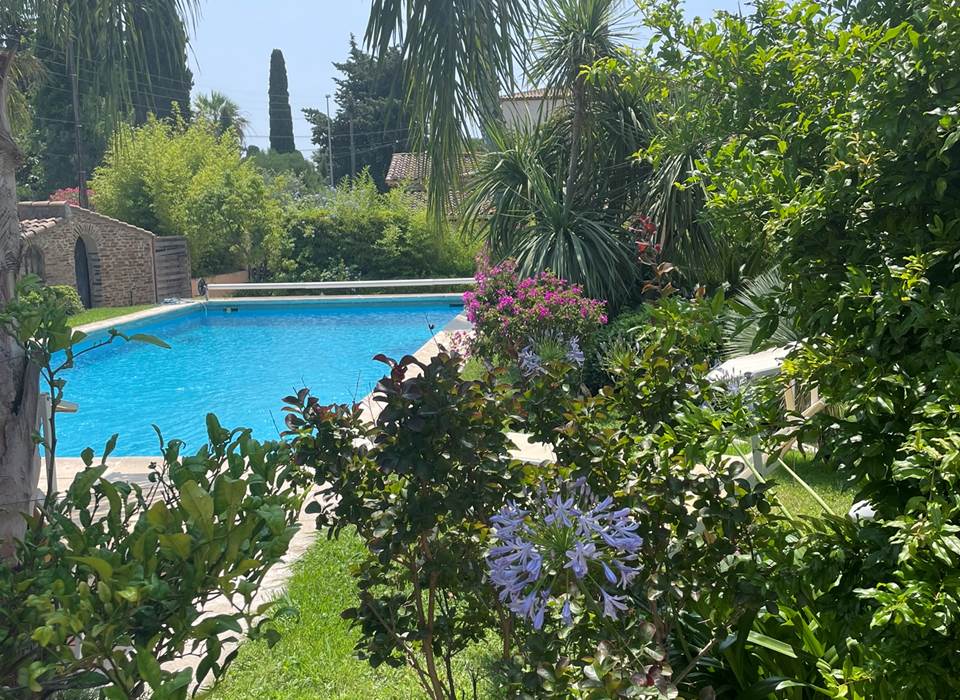 Les deux mas, vue du jardin et de la piscine