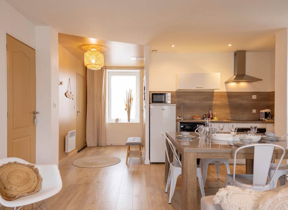 Appart 3 - table à manger et vue cuisine