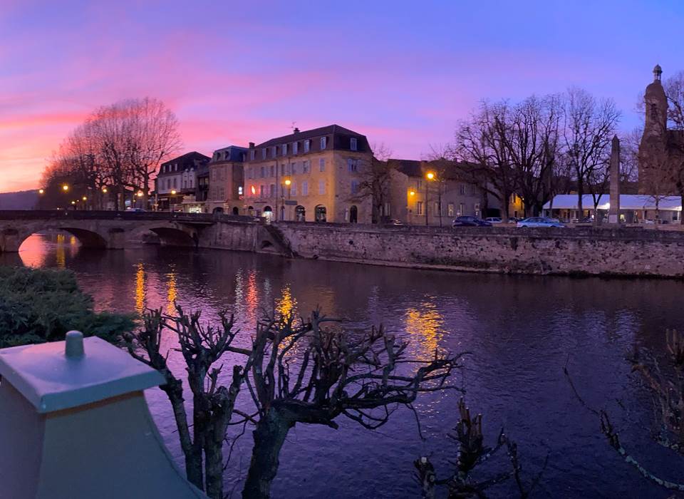 Hôtel  en bord de rivière, vue sur Figeac