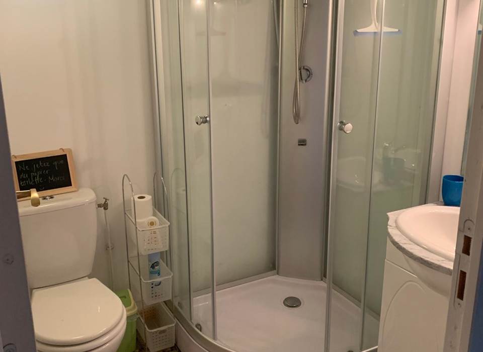Shower room in Poppies