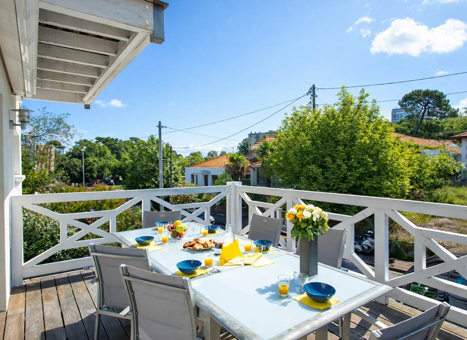 Terrasse ensoleillée de la villa avec piscine