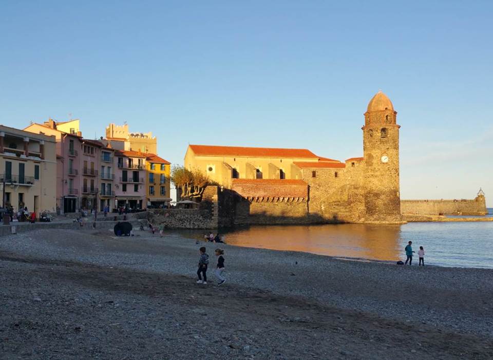 Vue du village de Collioure et de sa plage, à 14km de nos chambres d'hôtes et gîtes Al Pati