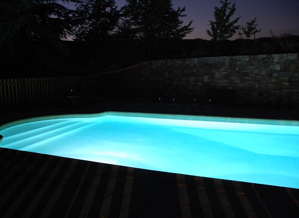 Piscine de nuit au Cellier des Amis