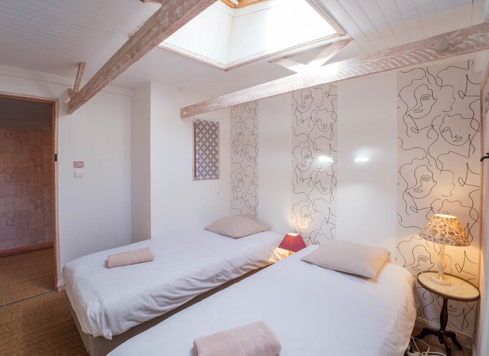 La petite chambre Poésie au 2e étage, avec ses 2 lits jumeaux