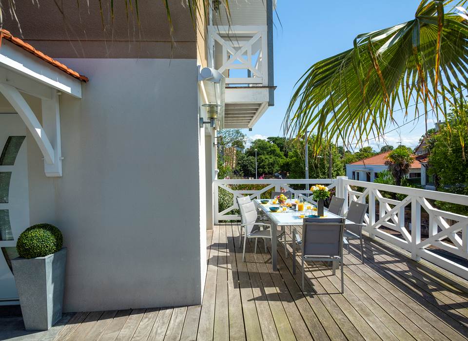 Terrasse ensoleillée de la villa avec piscine