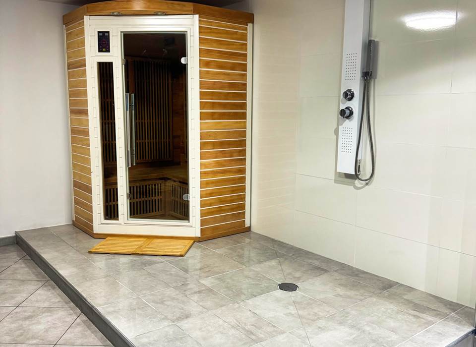 Cabine de sauna infrarouge dans spa privatif – Spa Le Magnolia