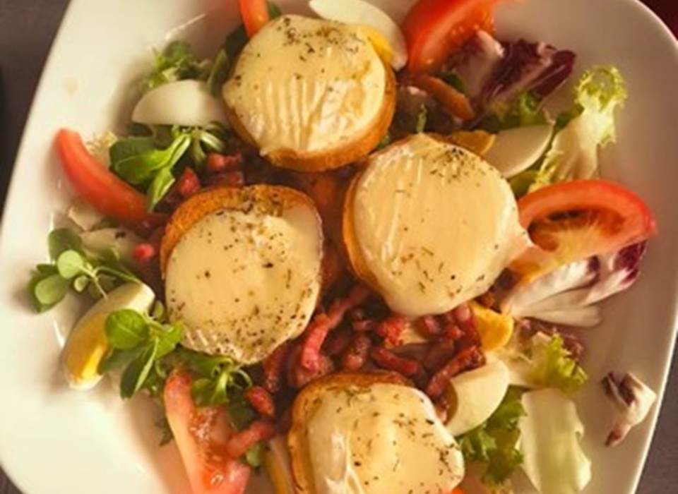 Salade repas chèvre chaud