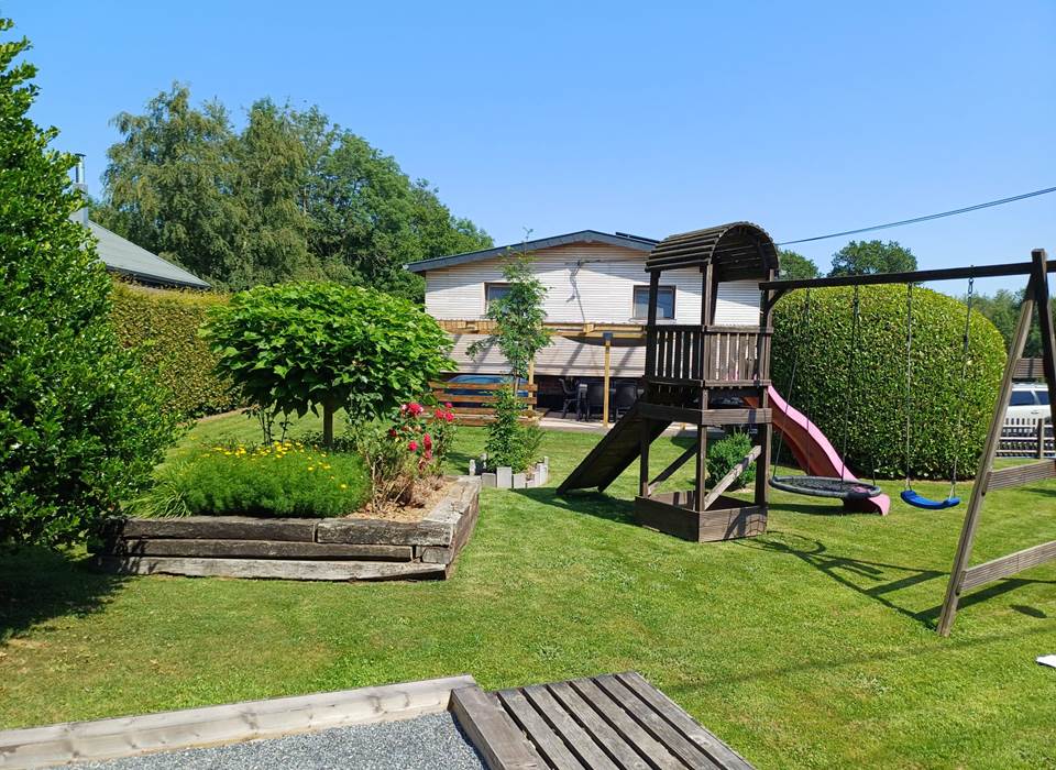Le chalet du Ménobu et son espace de jeux pour enfants.
