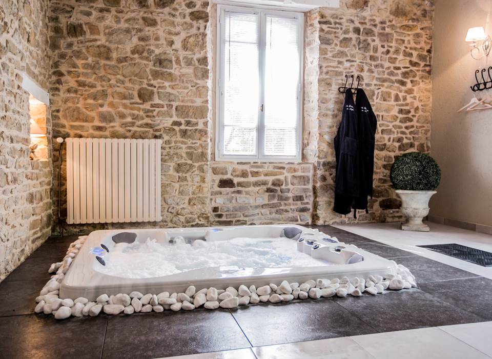 le jacuzzi dans le gîte " des anges et des bulles"
