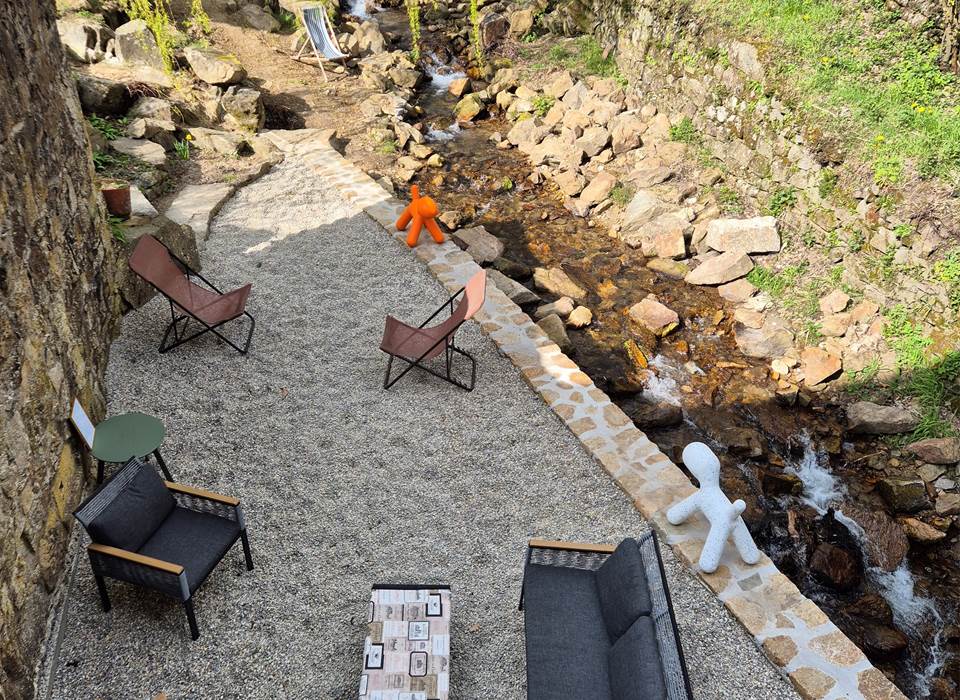 terrasse au bord du ruisseau
