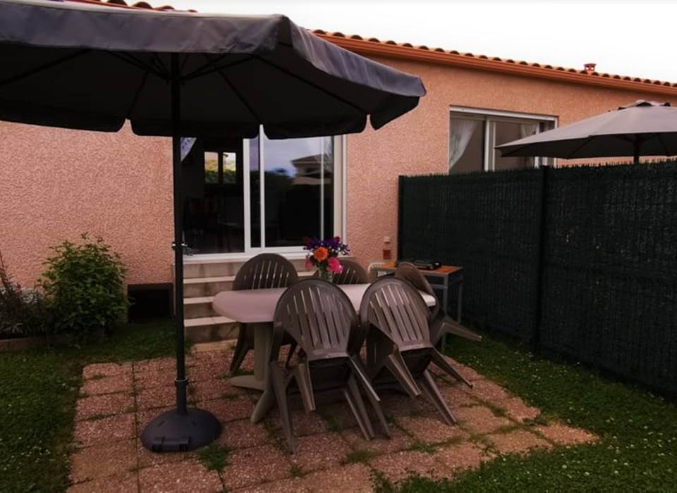 Vue sur la terrasse du gîte de l'Arbousier, proche de Collioure