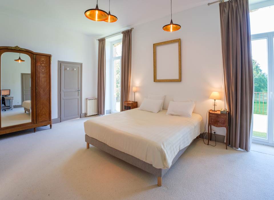 La chambre Littérature, avec son lit king-size, sa terrasse et sa salle d'eau - wc