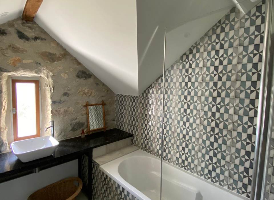 Au deuxième étage, une salle de bain partagée à disposition des chambres en plus d'une salle d'eau